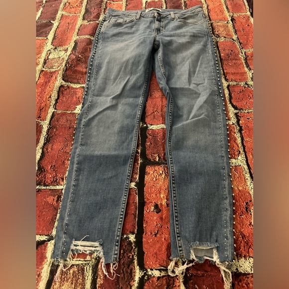 Zara jeans with faux crystals size 8
Inseam 27”
Excellent Pre-owned Condition - Picture 2 of 8